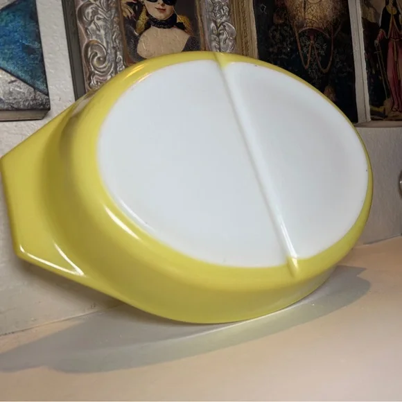 Vintage Pyrex Yellow 1 1/2 QT Divided Casserole Baking Dish - Picture 12 of 13